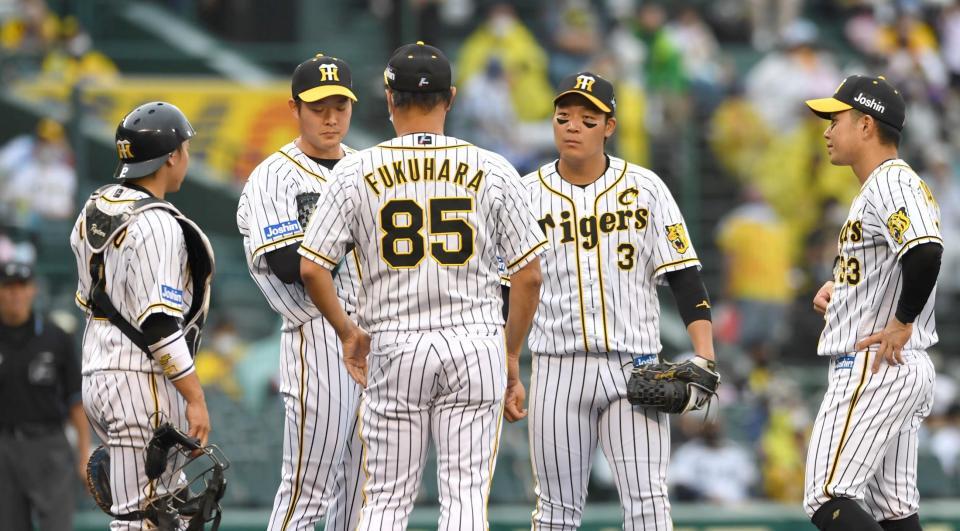 　８回、ＤｅＮＡ・山本祐大に適時打を浴びた阪神・斎藤友貴弥（左から２人目）のもとに集まる阪神ナイン（撮影・北村雅宏）