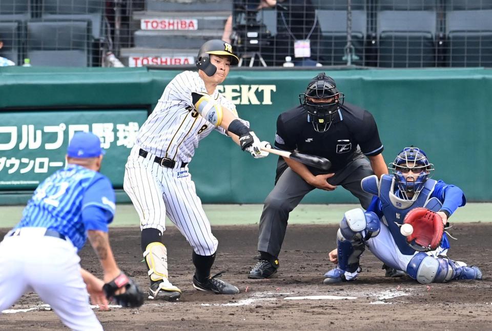 ７回、空振り三振に倒れる阪神・佐藤輝（撮影・飯室逸平）