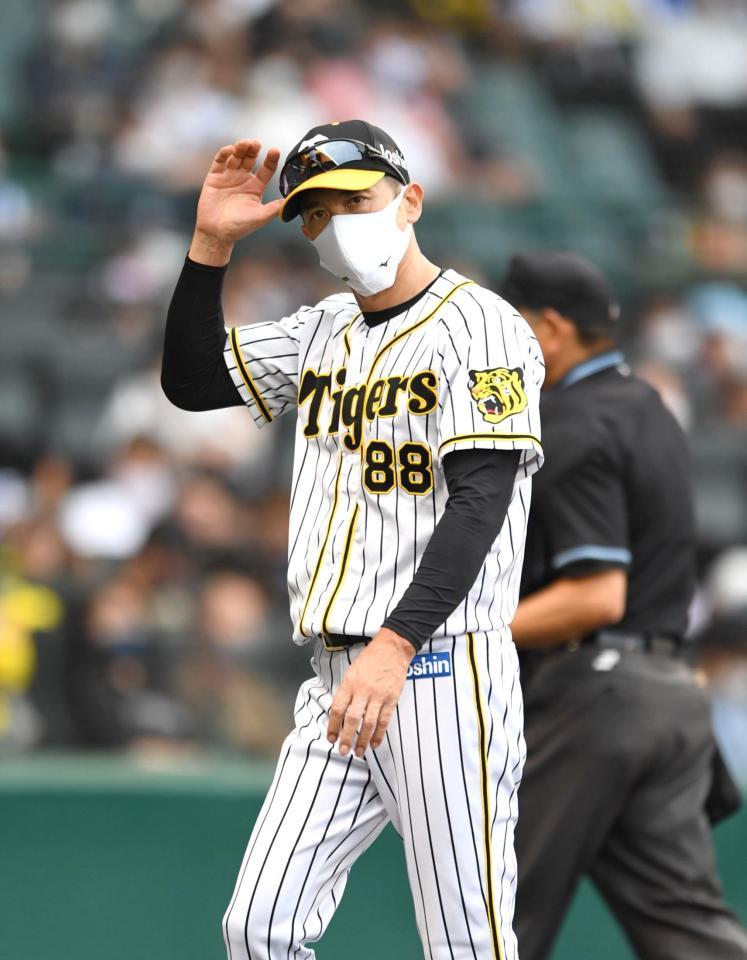 　９回、選手交代を告げ、ベンチに戻る阪神・矢野監督（撮影・北村雅宏）