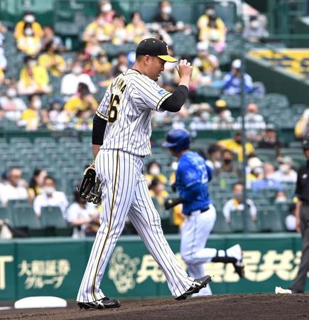 １回、秋山はオースティンに先制２ランを許す＝甲子園（撮影・山口登）