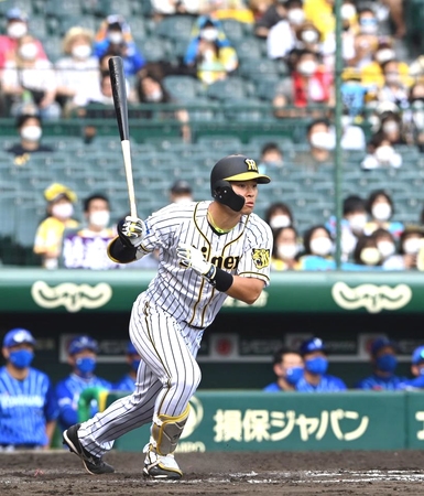 ８回、阪神・佐藤輝は二塁打を放つ（撮影・山口登）