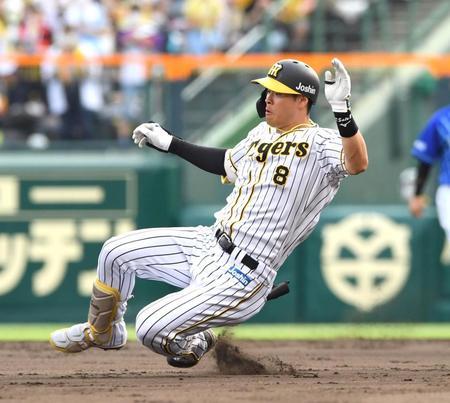 ８回、安打を放ち、二塁へ滑り込む阪神・佐藤輝（撮影・北村雅宏）