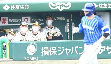 ８回、ＤｅＮＡ・ソトのソロをベンチから見つめる阪神・矢野監督（撮影・飯室逸平）