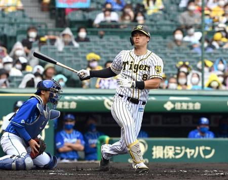 １回、佐藤輝は空振り三振に倒れる＝甲子園（撮影・山口登）
