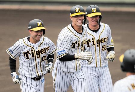 ５回、３点本塁打を放ち、山本泰寛（左）と陽川尚将（右）に迎えられ笑顔を見せる中谷将大（代表撮影）