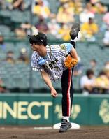 ファーストピッチセレモニーを行うマカロニえんぴつ　はっとり＝甲子園（撮影・山口登）