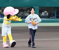 ファーストピッチセレモニーのマウンドに向かうマカロニえんぴつ・はっとり＝甲子園（撮影・飯室逸平）