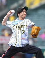 ファーストピッチセレモニーで投球するマカロニえんぴつ・はっとり＝甲子園（撮影・北村雅宏）