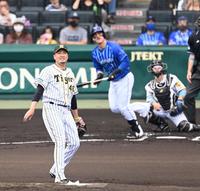 １回、オースティンに先制１７号２ランを浴びる秋山＝甲子園（撮影・飯室逸平）