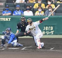 １回阪神、１死一、二塁、空振り三振に倒れる阪神・大山悠輔＝甲子園（撮影・飯室逸平）