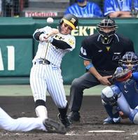 ５回、適時二塁打を放つ阪神・糸原健人（撮影・飯室逸平）