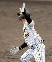 ５回、３点本塁打を放つ中谷将（代表撮影）