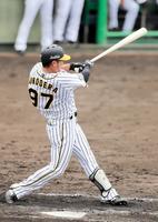 ３回、２点本塁打を放つ小野寺暖（代表撮影）