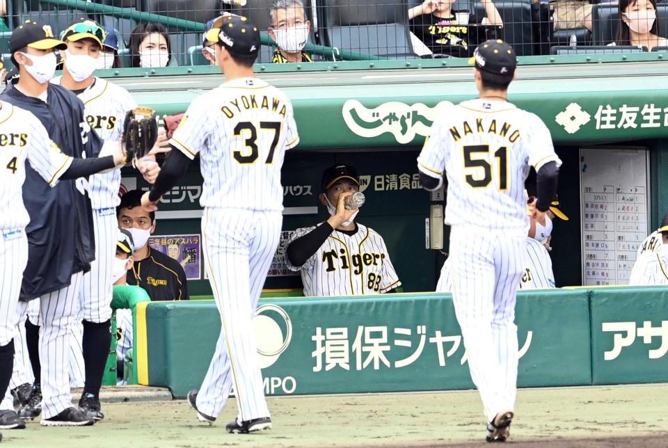 　７回、逆転を許し、ベンチで厳しい表情の矢野監督（撮影・飯室逸平）