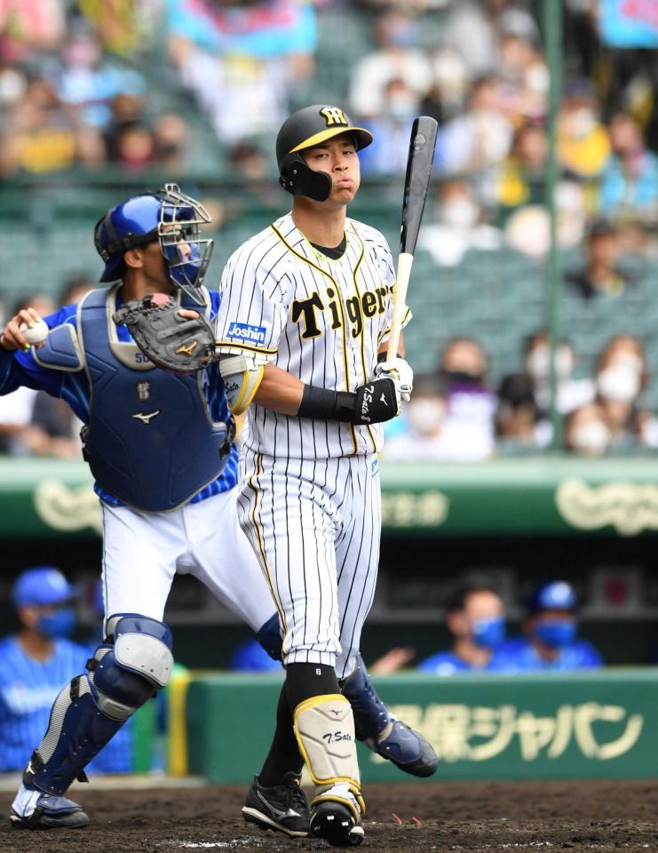 　４回、見逃し三振に倒れた佐藤輝（撮影・北村雅宏）