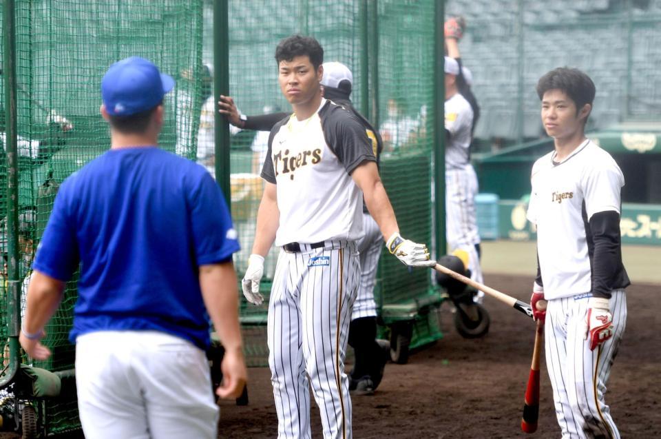 試合前、牧（手前左）と談笑する佐藤輝と中野（右）＝甲子園（撮影・北村雅宏）