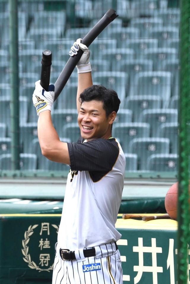 試合前、トレーニングする佐藤輝＝甲子園（撮影・北村雅宏）