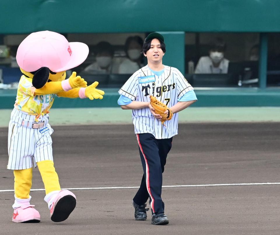 マカロニえんぴつのはっとり めちゃくちゃ緊張 甲子園でファーストピッチ 阪神タイガース デイリースポーツ Online