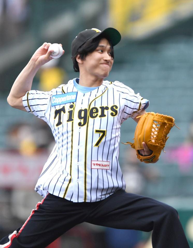 ファーストピッチセレモニーで投球するマカロニえんぴつ・はっとり＝甲子園（撮影・北村雅宏）