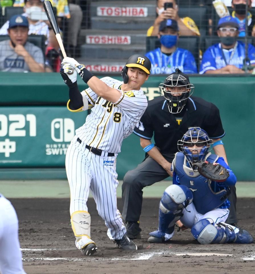 ８回、二塁打を放つ阪神・佐藤輝（撮影・飯室逸平）