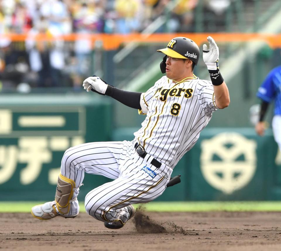 ８回、安打を放ち、二塁へ滑り込む阪神・佐藤輝（撮影・北村雅宏）