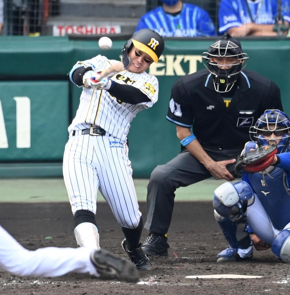 ５回、適時二塁打を放つ阪神・糸原健人（撮影・飯室逸平）