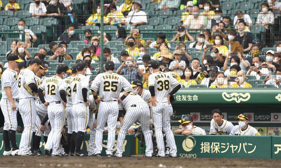 ５回攻撃前、阪神・矢野監督（右端）が見る中、ベンチ前で円陣を作る阪神ナイン（撮影・北村雅宏）