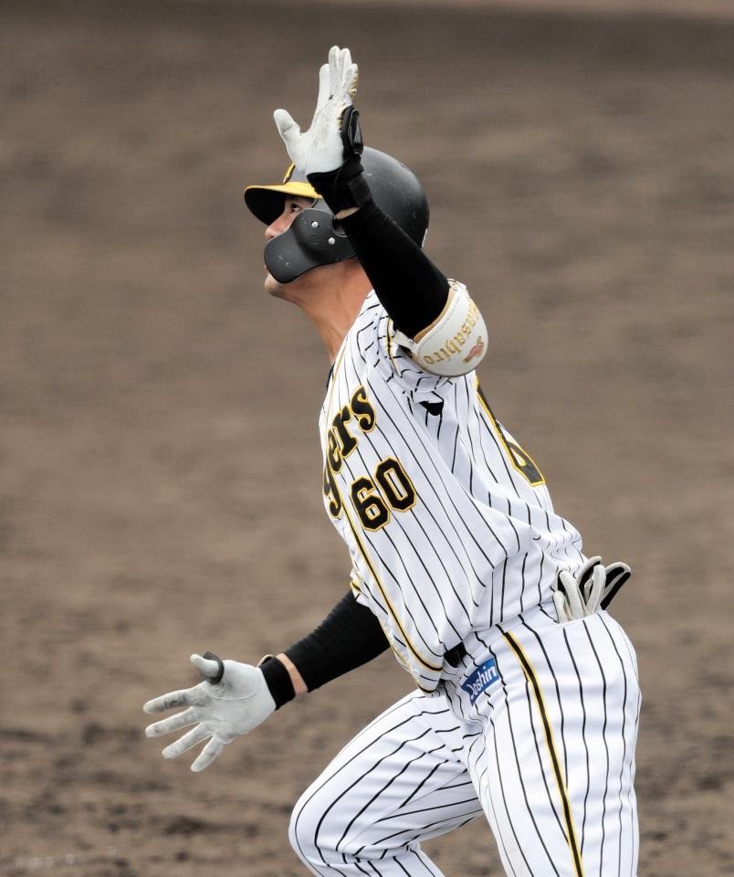 ５回、３点本塁打を放つ中谷将（代表撮影）