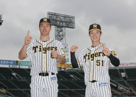 オールスターファン投票で選出され、ポーズをとる佐藤輝明（左）と中野拓夢（右）＝甲子園球場（代表撮影）