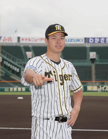 オールスターファン投票で選出され、ポーズをとる佐藤輝明＝甲子園球場（代表撮影）