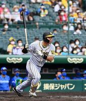 　８回、佐藤輝は右翼線に二塁打を放つ