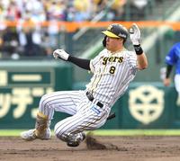 　８回、安打を放ち、二塁へ滑り込む佐藤輝