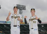 オールスターファン投票で選出され、ポーズをとる佐藤輝明（左）と中野拓夢（右）＝甲子園球場（代表撮影）
