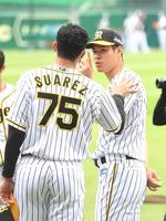 オールスターゲームにファン投票で選出され、阪神　ロベルト・スアレスと談笑する阪神・佐藤輝明（右）