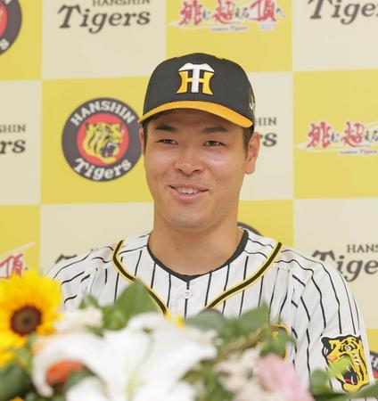 　ファン投票で選出され、会見で笑顔を見せる佐藤輝（代表撮影）