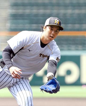 　ノックを受け、グラブトスする青柳