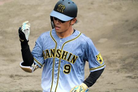 　先制の今季３号ソロを放ち、ナインの出迎えに応える高山