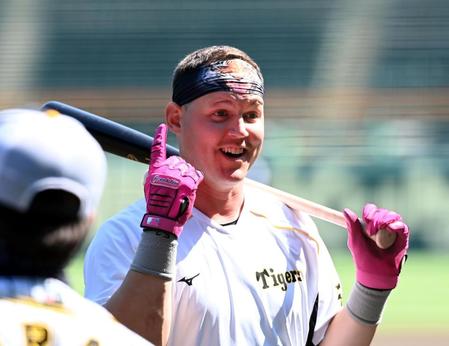 　練習中、笑顔を見せるサンズ（撮影・山口登）