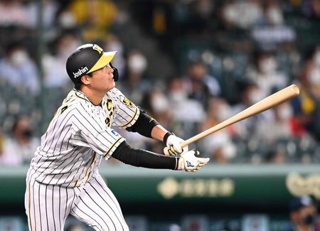 　８回、大山は中飛に倒れる（撮影・山口登）