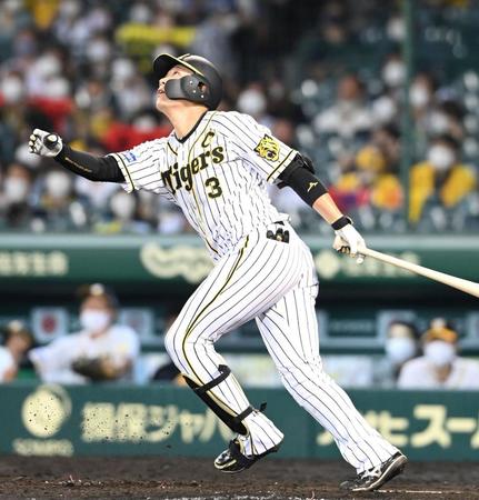 　５回、遊飛に倒れる大山（撮影・飯室逸平）