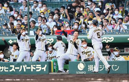 　２回、猛攻に湧く阪神ナイン（撮影・飯室逸平）