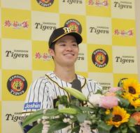 　オールスターファン投票で選出され、会見で笑顔を見せる中野（代表撮影）