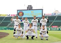 　選出された（前列左から）中野、佐藤輝、近本（後列左から）マルテ、梅野、岩崎、スアレス