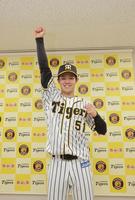 　オールスターファン投票で選出され、ポーズをとる中野（代表撮影）