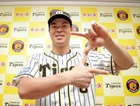 　ファン投票で選出され、Ｚポーズを披露する佐藤輝（代表撮影）