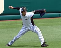 　キャッチボールする青柳