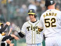 　２回、青柳は糸原の適時打生還しナインに迎えられる（撮影・山口登）