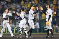 　勝利を喜ぶ、近本（左）、佐藤輝（左から３人目）ら阪神ナイン（撮影・飯室逸平）