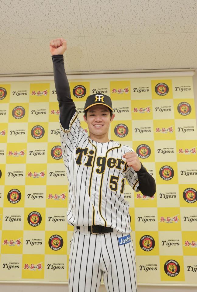 　オールスターファン投票で選出され、ポーズをとる中野（代表撮影）