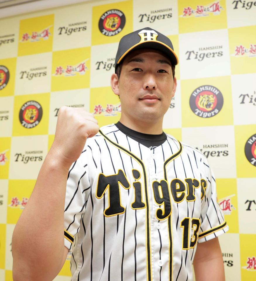 　ファン投票で選出され、ポーズをとる岩崎（代表撮影）